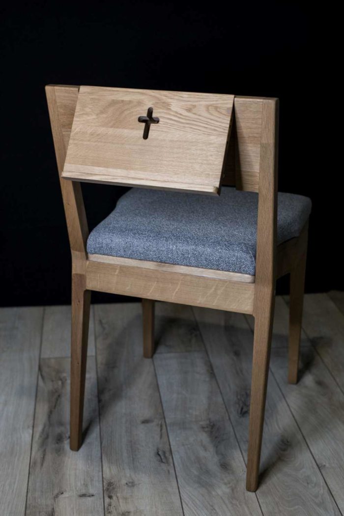Kirchenstuhl ZOE aus Holz mit kippbarem Bibelhalter.
