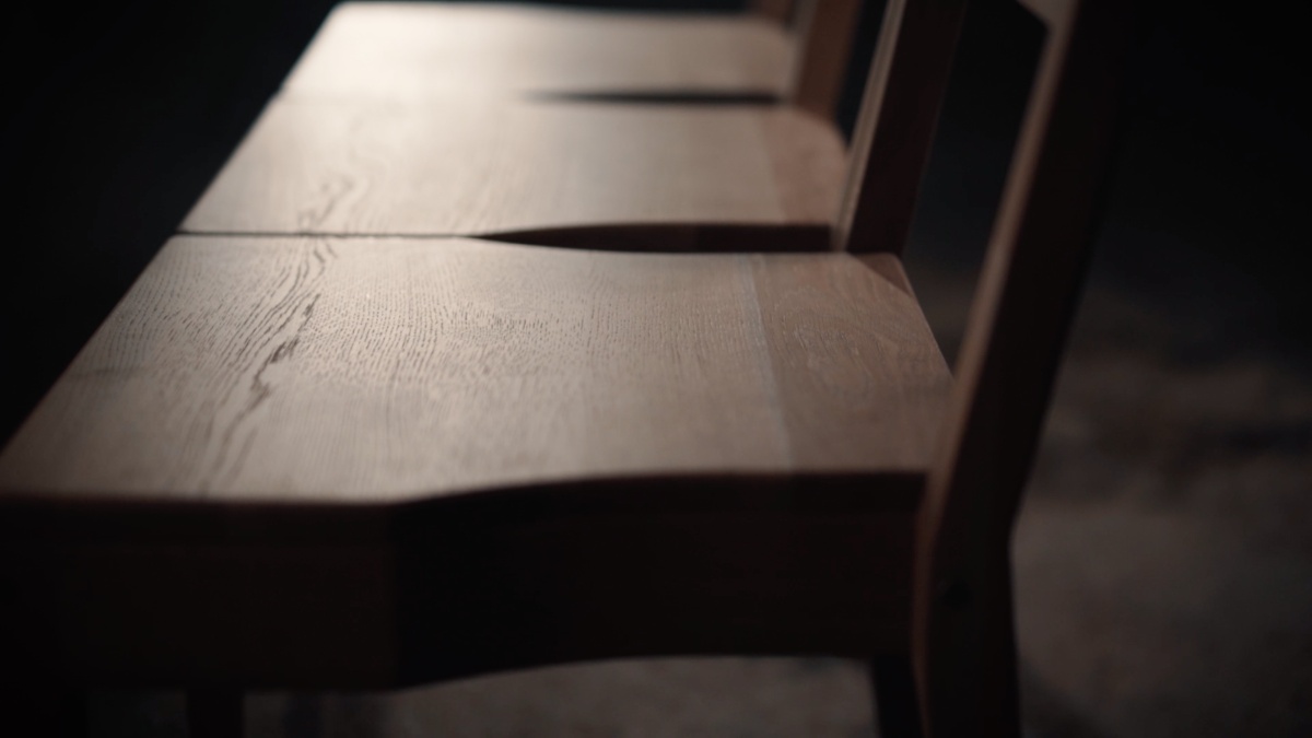 Kaufen Sie hölzerne Kirchenstühle, die durch Verbinden von Stühlen aus Holz hergestellt wurden.