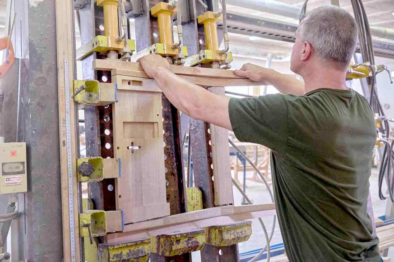 Slowakische Herstellung von hölzernen Kirchenstühlen und Kirchenbänken aus Massivholz.